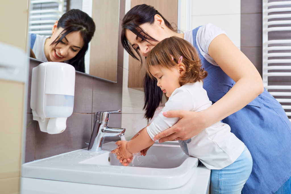 dziecko myjące ręce